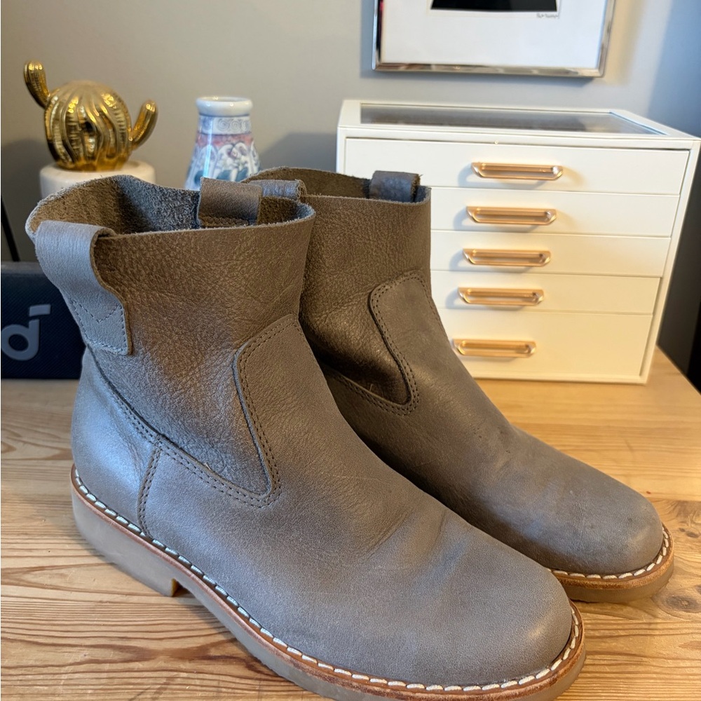 Roots Women’s Taupe Leather Pull-On Boots Size 8